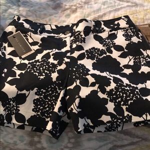 New with tags super cute floral short size 10